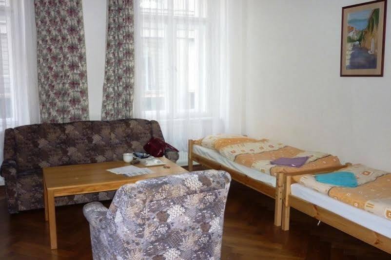 Gallery Hostel Прага Екстер'єр фото